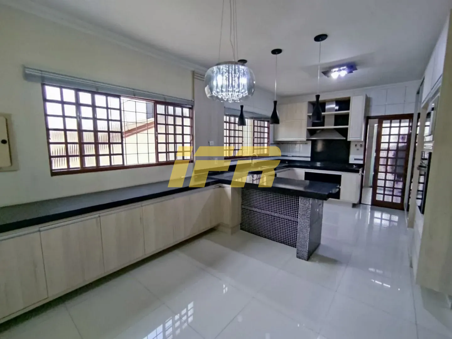 Sobrado, 5 quartos, 400 m² - Foto 1