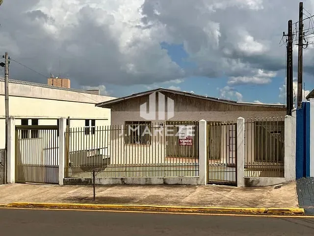 Sobrado 3 quartos e 2 banheiros, à venda, no bairro Centro em Apucarana