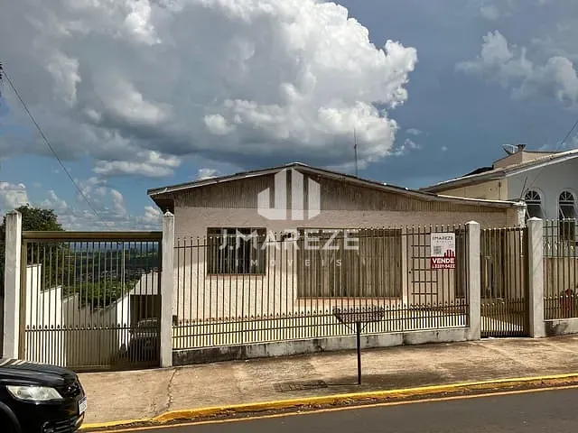 Sobrado 3 quartos e 2 banheiros, à venda, no bairro Centro em Apucarana