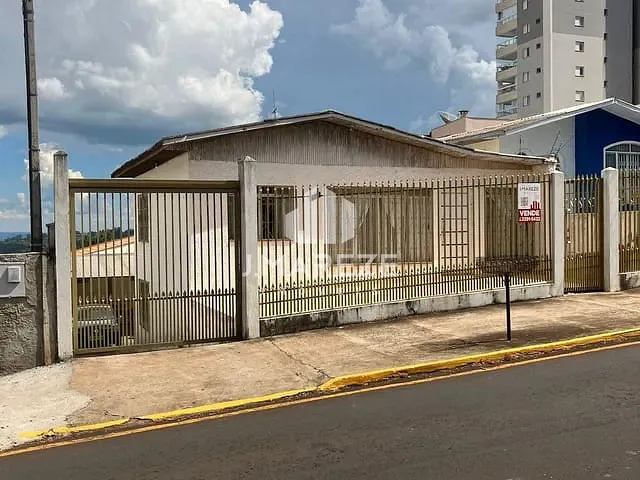 Sobrado 3 quartos e 2 banheiros, à venda, no bairro Centro em Apucarana