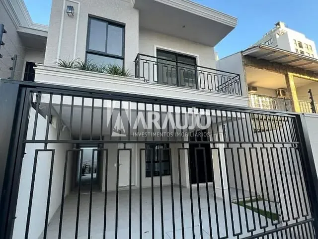 Sobrado com 160m² 3 quartos e 4 banheiros, à venda, no bairro Centro em Itajaí