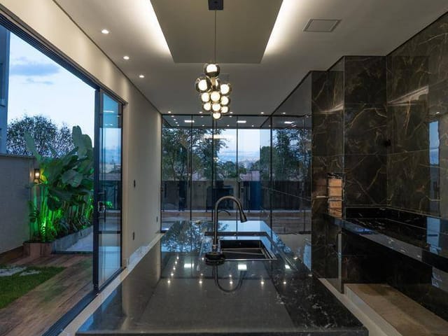 Sobrado com 312m² 3 quartos e 4 banheiros, à venda, no bairro Jardim Cristal em Aparecida de Goiânia