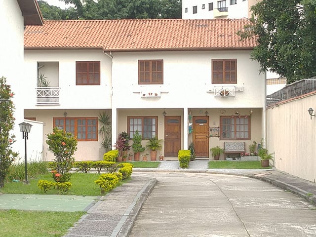 Foto do Sobrado - Sobrado à venda, 118m² com 2 suítes, 2 vagas em condomínio fechado com vaga para visitantes em rua sem saída - Conjunto Residencial Santa Terezinha | Lares e Andares Imóveis