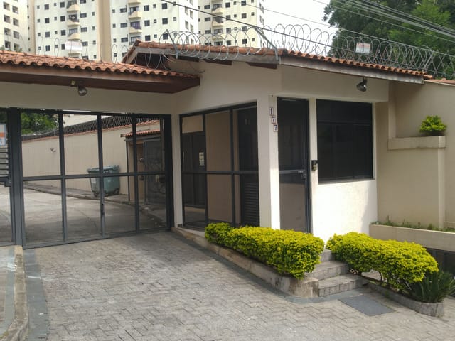 Foto do Sobrado - Sobrado à venda, 118m² com 2 suítes, 2 vagas em condomínio fechado com vaga para visitantes em rua sem saída - Conjunto Residencial Santa Terezinha | Lares e Andares Imóveis