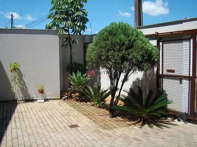 Sobrado com 688m², à venda, no bairro Lago Parque em Londrina