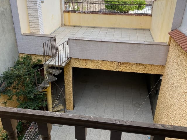Foto do Sobrado - Excelente sobrado, 220 metros, 3 dormitórios, 3 vagas cobertas, portão automático, quintal com churrasqueira, rua larga e tranquila. | Sanches Imobiliária VIP