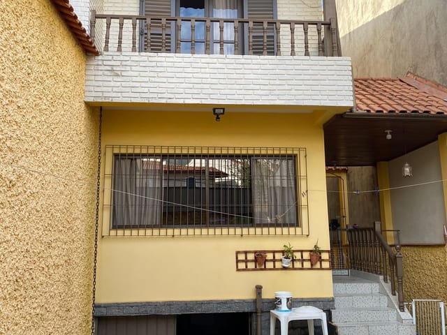 Foto do Sobrado - Excelente sobrado, 220 metros, 3 dormitórios, 3 vagas cobertas, portão automático, quintal com churrasqueira, rua larga e tranquila. | Sanches Imobiliária VIP