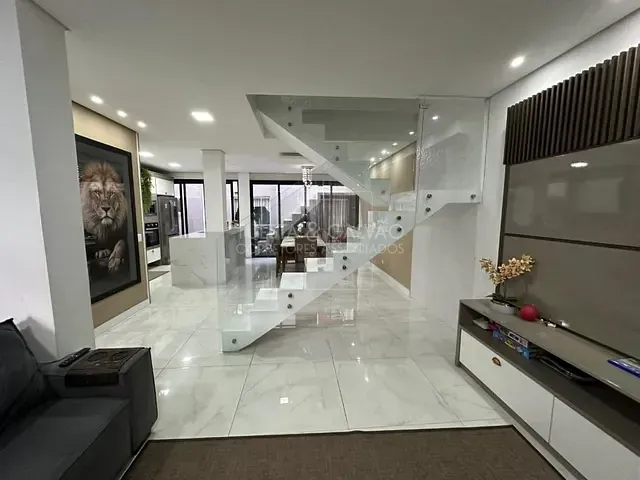 Sobrado com 300m² 4 quartos e 3 banheiros, à venda, no bairro Sítio Cercado em Curitiba