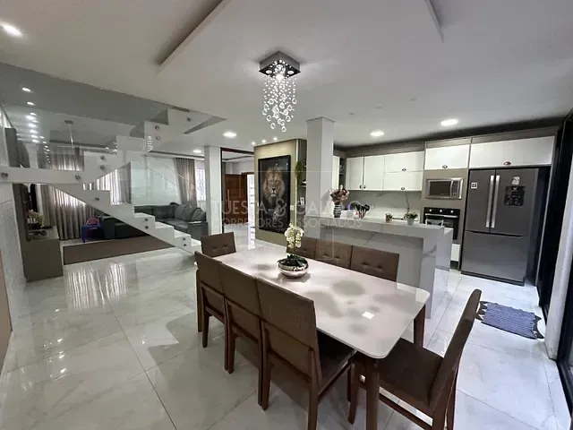 Sobrado com 300m² 4 quartos e 3 banheiros, à venda, no bairro Sítio Cercado em Curitiba