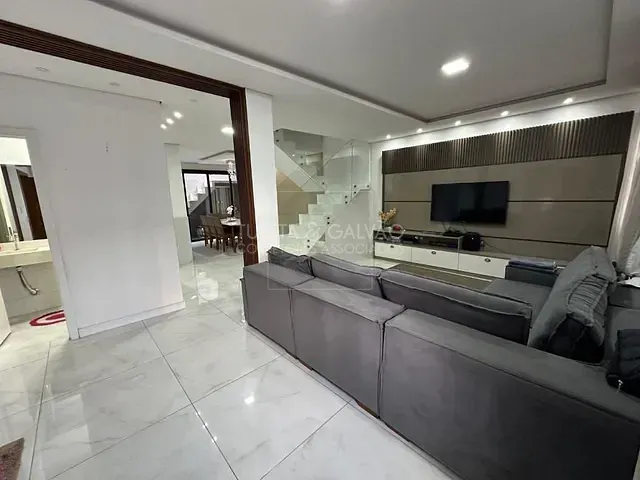 Sobrado com 300m² 4 quartos e 3 banheiros, à venda, no bairro Sítio Cercado em Curitiba