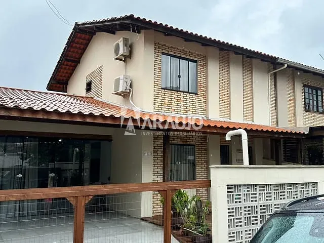 Sobrado com 141m² 3 quartos e 1 banheiro, à venda, no bairro Zimbros em Bombinhas