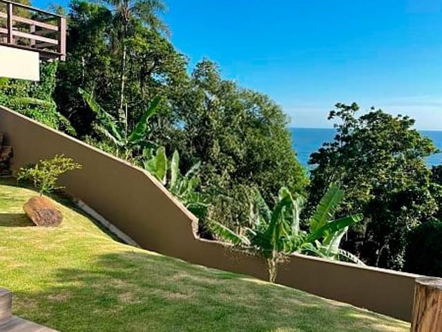 Sobrado com 610m² 5 quartos e 5 banheiros, à venda, no bairro Centro em Penha