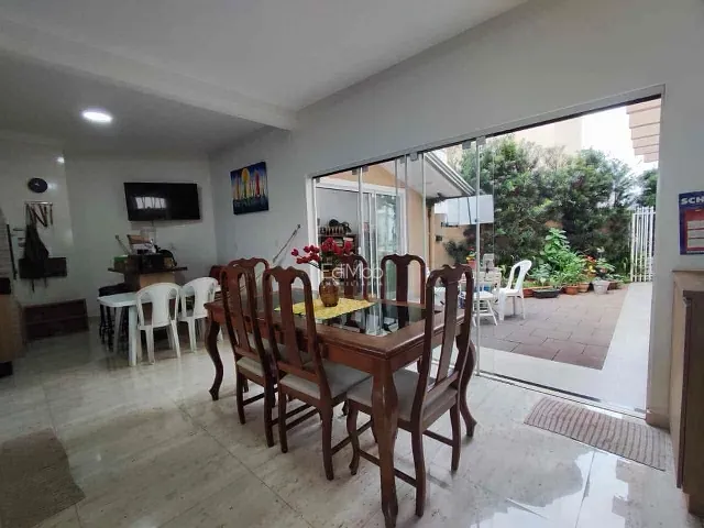 Sobrado com 200m² 4 quartos e 4 banheiros, à venda, no bairro FAG em Cascavel