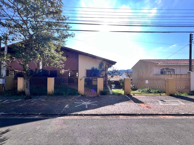 Sobrado com 4 quartos à Venda e Locação, amplo espaço de terreno, Estrela.