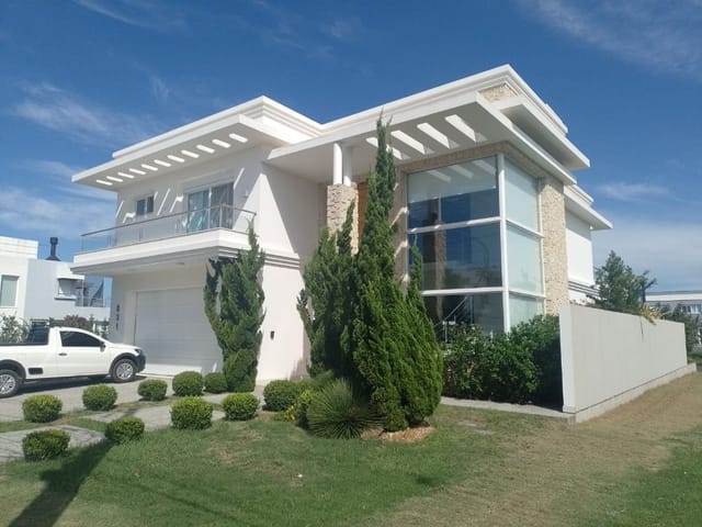 Casa com 330m² 3 quartos e 5 banheiros, à venda, no bairro São Gonçalo em Pelotas