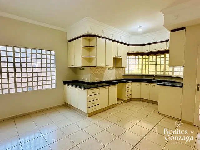 Sobrado com 558m² 4 quartos e 4 banheiros, à venda, no bairro Zona 08 em Maringá