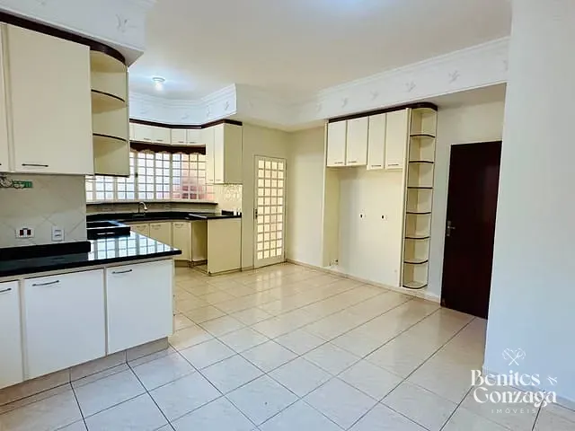 Sobrado com 558m² 4 quartos e 4 banheiros, à venda, no bairro Zona 08 em Maringá