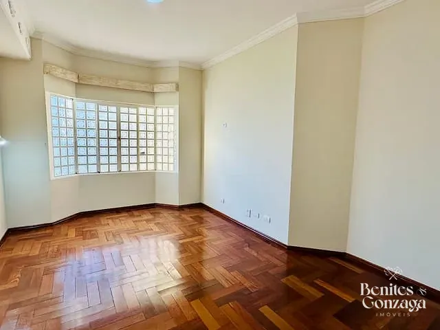 Sobrado com 558m² 4 quartos e 4 banheiros, à venda, no bairro Zona 08 em Maringá