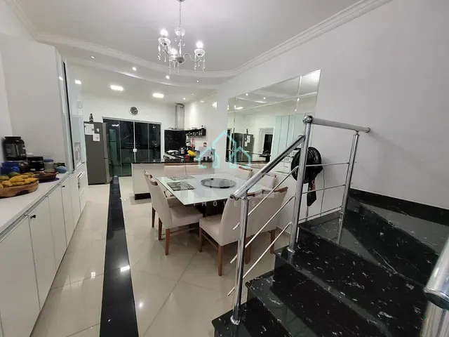 Sobrado com 250m² 5 quartos e 3 banheiros, à venda, no bairro Campos Do Conde em Tremembé