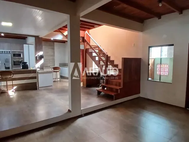 Sobrado com 165m² 3 quartos e 4 banheiros, à venda, no bairro Centro em Itajaí