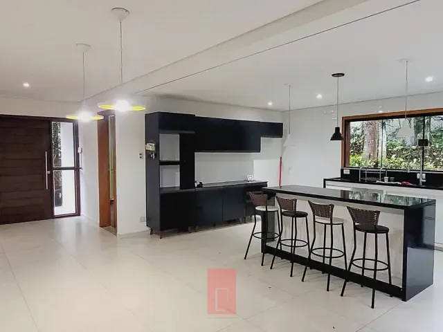 Sobrado com 1100m² 5 quartos e 8 banheiros, à venda ou para alugar, no bairro Serra da Cantareira em Mairiporã