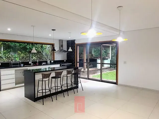 Sobrado com 1100m² 5 quartos e 8 banheiros, à venda ou para alugar, no bairro Serra da Cantareira em Mairiporã