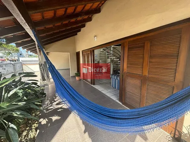 Sobrado com 345m² 5 quartos e 3 banheiros, à venda, no bairro Centro em Balneário Piçarras