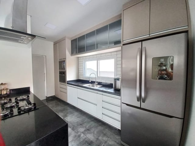 Sobrado com 457m² 3 quartos e 4 banheiros, à venda, no bairro Loteamento Residencial Reserva dos Lagos em Pindamonhangaba