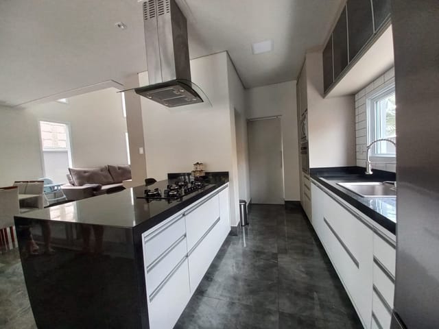 Sobrado com 457m² 3 quartos e 4 banheiros, à venda, no bairro Loteamento Residencial Reserva dos Lagos em Pindamonhangaba