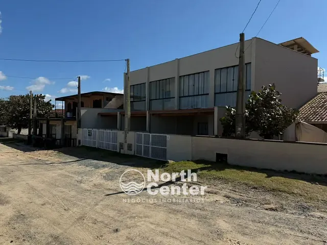 Sobrado 3 quartos e 2 banheiros, para alugar, no bairro Centro em Balneário Barra do Sul