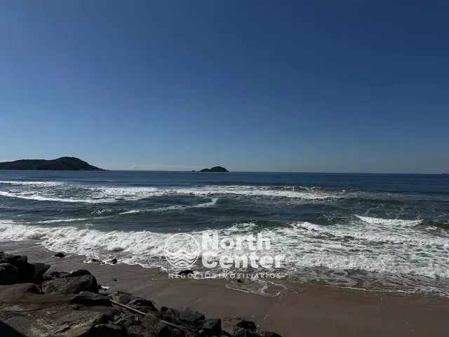 Sobrado 3 quartos e 2 banheiros, para alugar, no bairro Centro em Balneário Barra do Sul