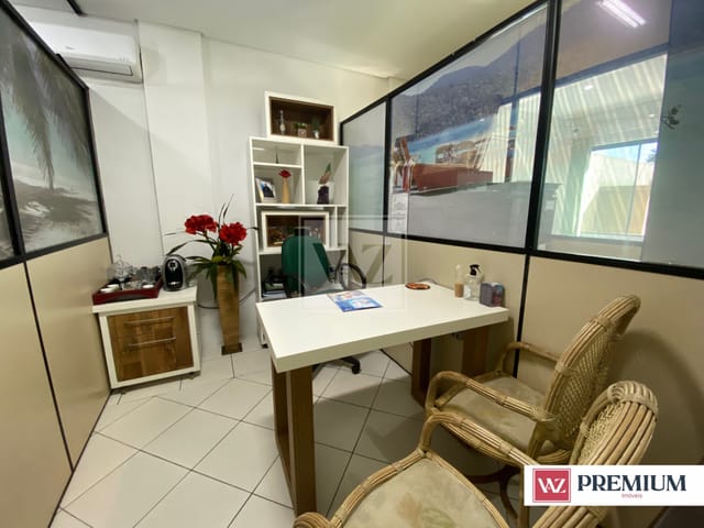 Sobrado com 600m² 4 quartos e 5 banheiros, à venda, no bairro Olarias em Ponta Grossa