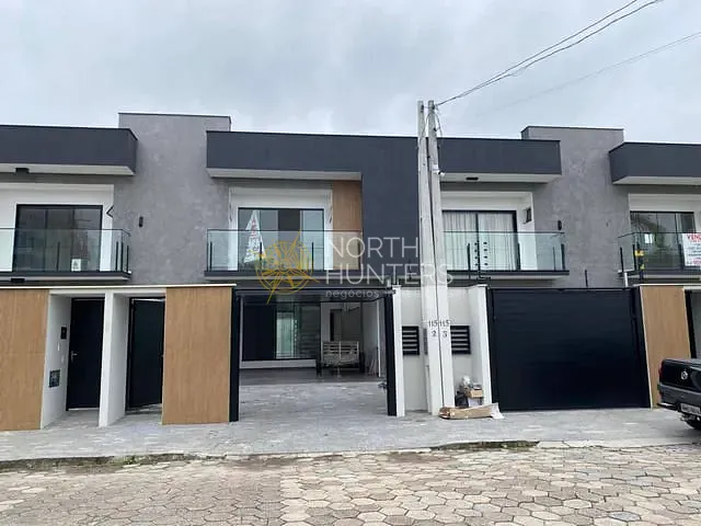 Sobrado com 110m² 3 quartos e 4 banheiros, à venda, no bairro Floresta em Joinville