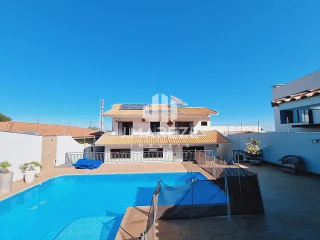 Sobrado com 562m² 4 quartos e 5 banheiros, à venda, no bairro Vila Santa Rosa em Apucarana