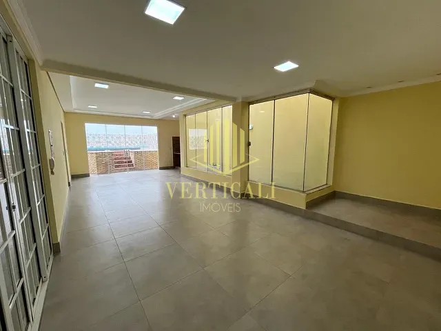 Sobrado com 290m² 4 quartos e 3 banheiros, à venda, no bairro Areão em Cuiabá