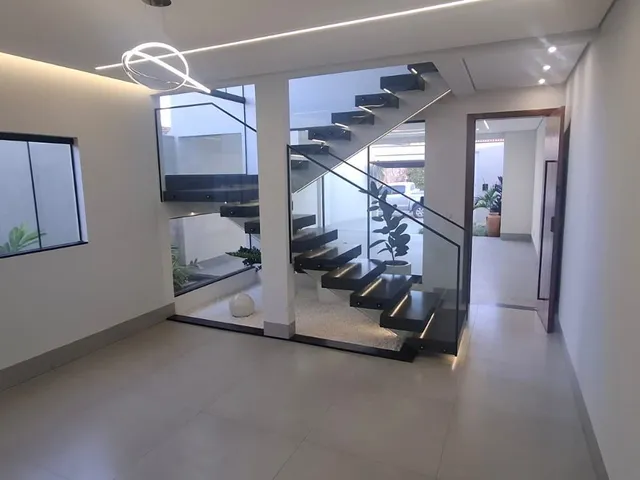 Sobrado com 190m² 4 quartos e 2 banheiros, à venda, no bairro Jardim Cristalino em Aparecida de Goiânia