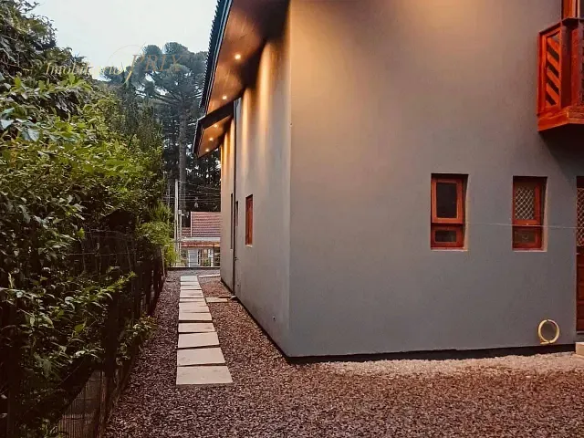 Sobrado 3 quartos e 2 banheiros, à venda, no bairro Serrano em Canela