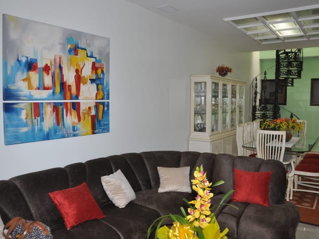 Sobrado com 240m² 4 quartos e 5 banheiros, à venda ou para alugar, no bairro Vila Camilópolis em Santo André