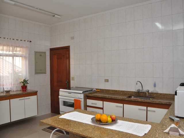 Sobrado com 240m² 4 quartos e 5 banheiros, à venda ou para alugar, no bairro Vila Camilópolis em Santo André