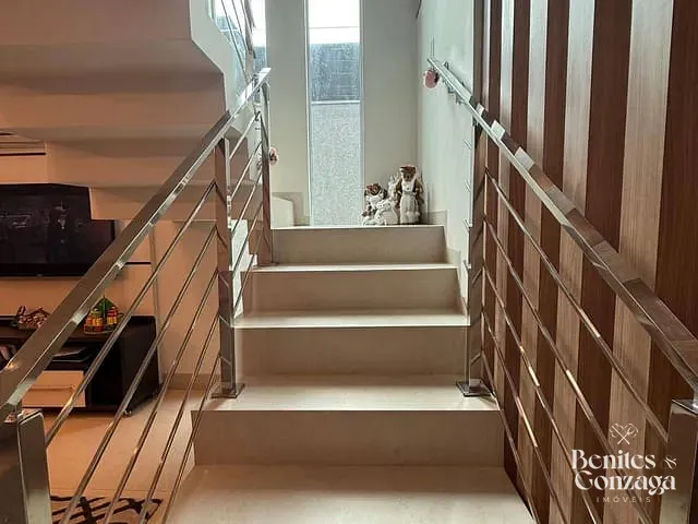 Sobrado com 150m² 3 quartos e 3 banheiros, à venda, no bairro Parque Lagoa Dourada em Maringá