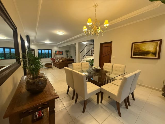 Sobrado com 700m² 3 quartos e 5 banheiros, à venda ou para alugar, no bairro Nossa Senhora do Perpétuo Socorro em Pindamonhangaba