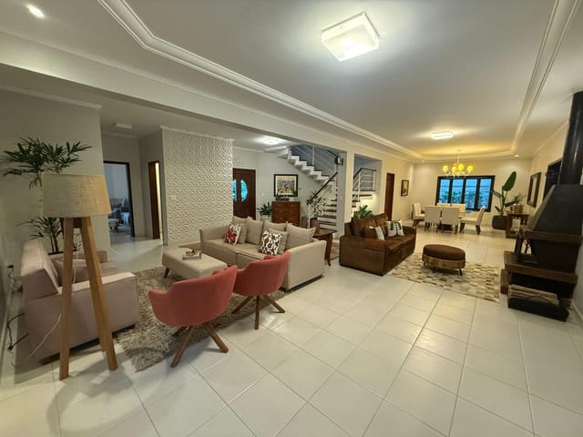 Sobrado com 700m² 3 quartos e 5 banheiros, à venda ou para alugar, no bairro Nossa Senhora do Perpétuo Socorro em Pindamonhangaba