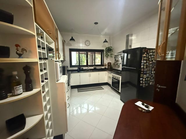Sobrado com 700m² 3 quartos e 5 banheiros, à venda ou para alugar, no bairro Nossa Senhora do Perpétuo Socorro em Pindamonhangaba