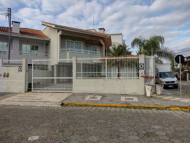 Sobrado com 182m² 3 quartos e 2 banheiros, à venda, no bairro Dom Bosco em Itajaí