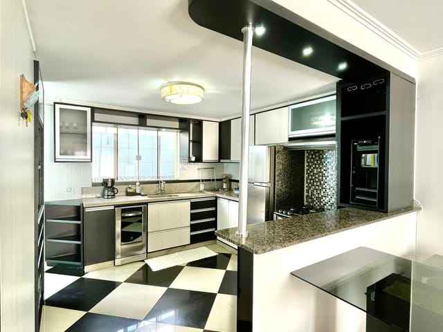 Sobrado 3 quartos e 3 banheiros, à venda, no bairro Colônia Dona Luíza em Ponta Grossa