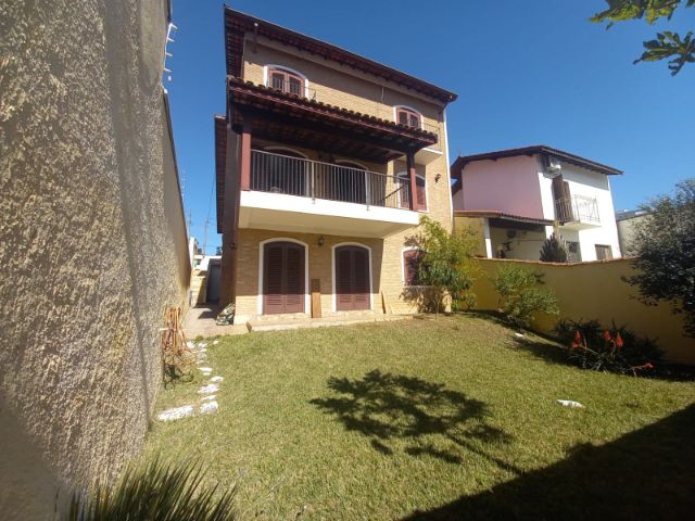 Sobrado com 300m² 4 quartos e 2 banheiros, à venda, no bairro Jardim Boa Vista em Pindamonhangaba