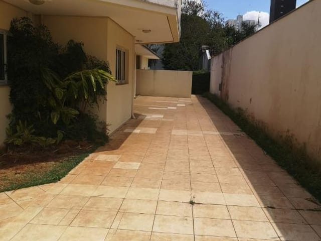 Sobrado com 1000m² 5 quartos e 5 banheiros, para alugar, no bairro Bela Suiça em Londrina