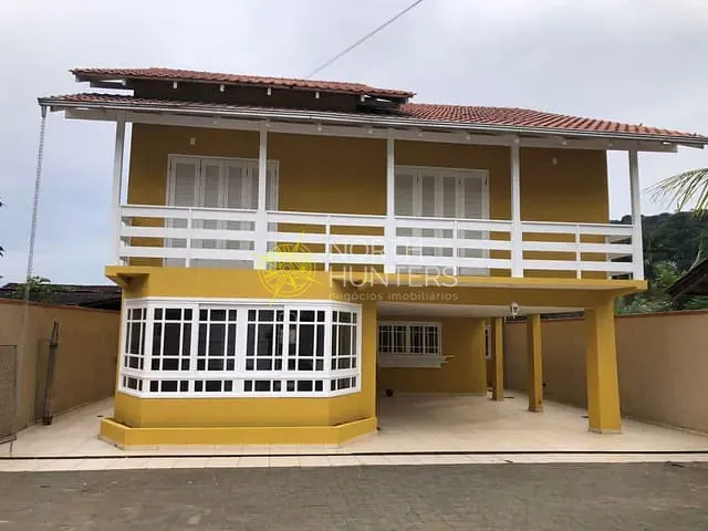 Sobrado com 369m² 4 quartos e 3 banheiros, à venda, no bairro Nova Brasília em Joinville