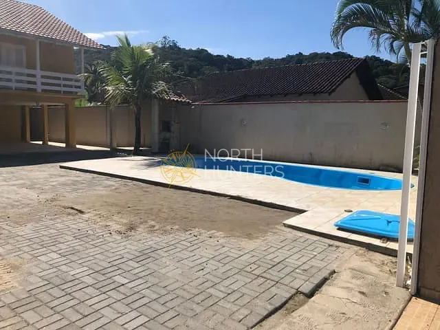 Sobrado com 369m² 4 quartos e 3 banheiros, à venda, no bairro Nova Brasília em Joinville