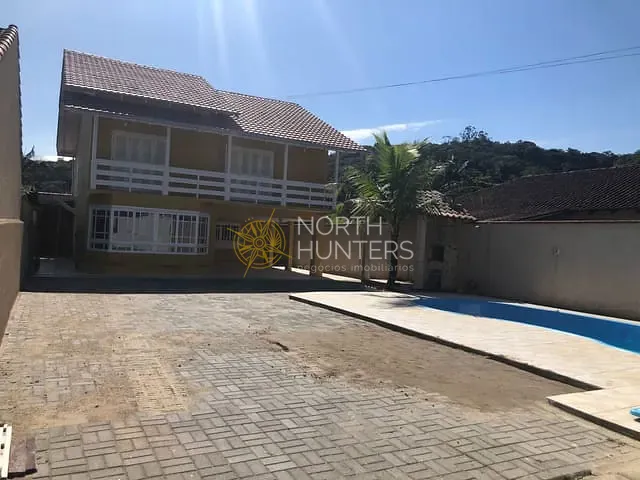 Sobrado com 369m² 4 quartos e 3 banheiros, à venda, no bairro Nova Brasília em Joinville